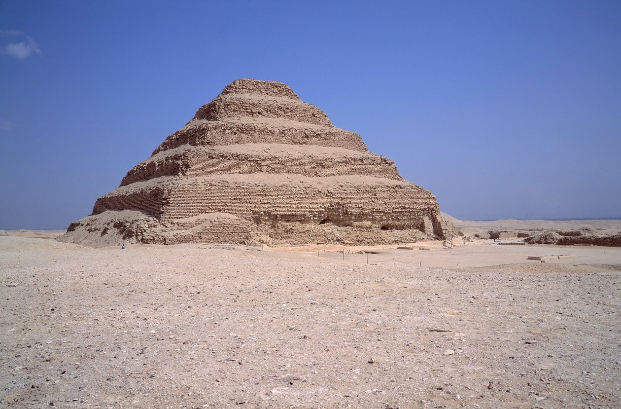 Egyptin antiikin aika: Näkymä Sakkarah-pyramidista. Imhotepin rakentaminen kuningas Djeserille (noin 2700 eKr.) (3. dynastia) Saqqarah, Egypti tekijältä Egyptian 3rd Dynasty