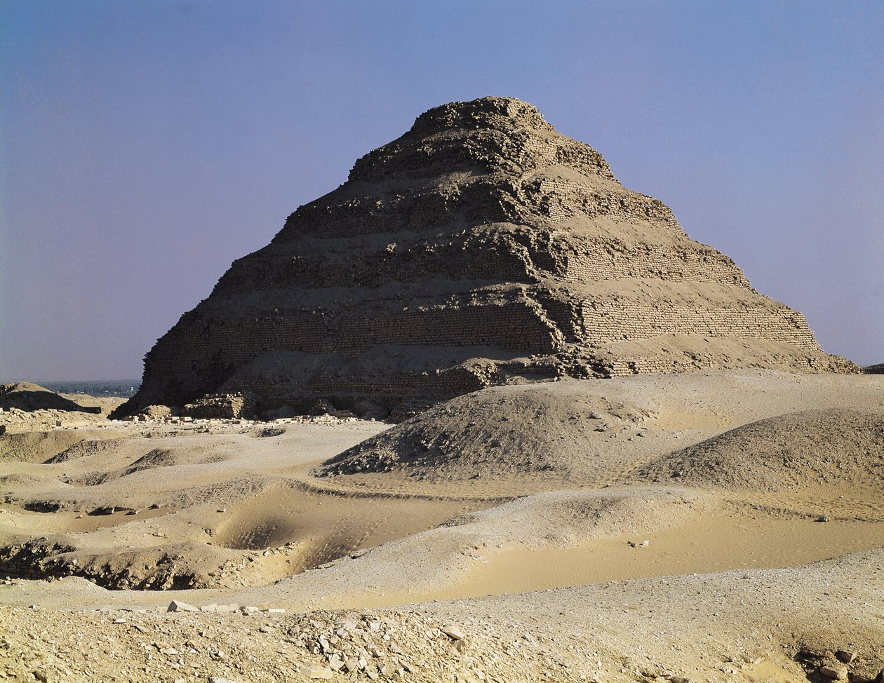 Kuningas Djoserin porraspyramidi (n. 2667-2648 eKr.) Vanha kuningaskunta tekijältä Egyptian 3rd Dynasty