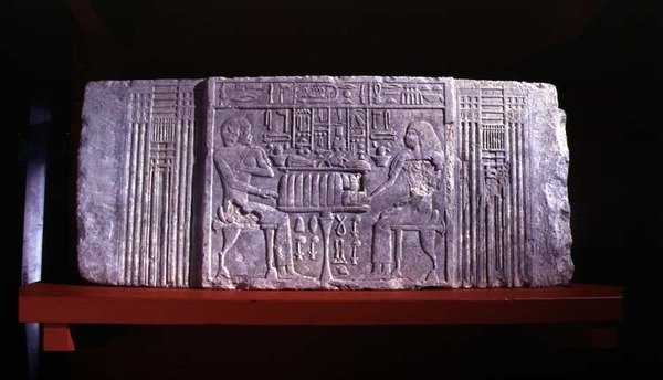 Mastaba-haudan väärän oven reunalista, jossa on haudan omistaja Shery, dynastian IV korkea virkamies ja hänen vaimonsa Khentetka, Saqqara, Vanha kuningaskunta (kalkkikivi) tekijältä Egyptian 4th Dynasty