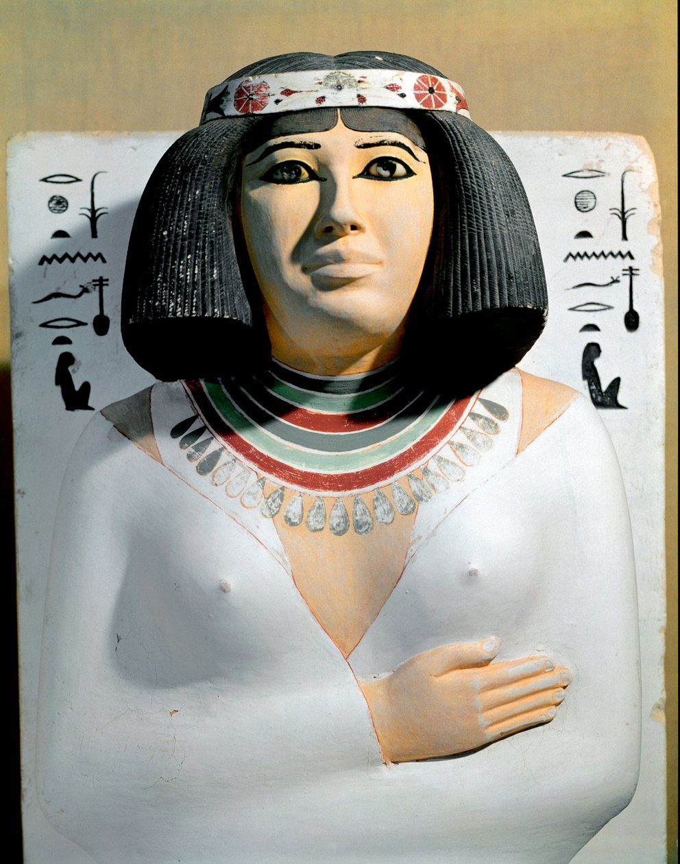 Egyptin antiikin aika: Nofret, Heliopolisin ylipapin vaimo ja Pe Rahotepin ruhtinas. Maalattu kalkkikiviveistosyksityiskohta. 4. dynastia. Rahotepin mastabasta Meidoumiin. Egyptiläinen museo, Kairo. tekijältä Egyptian 4th Dynasty