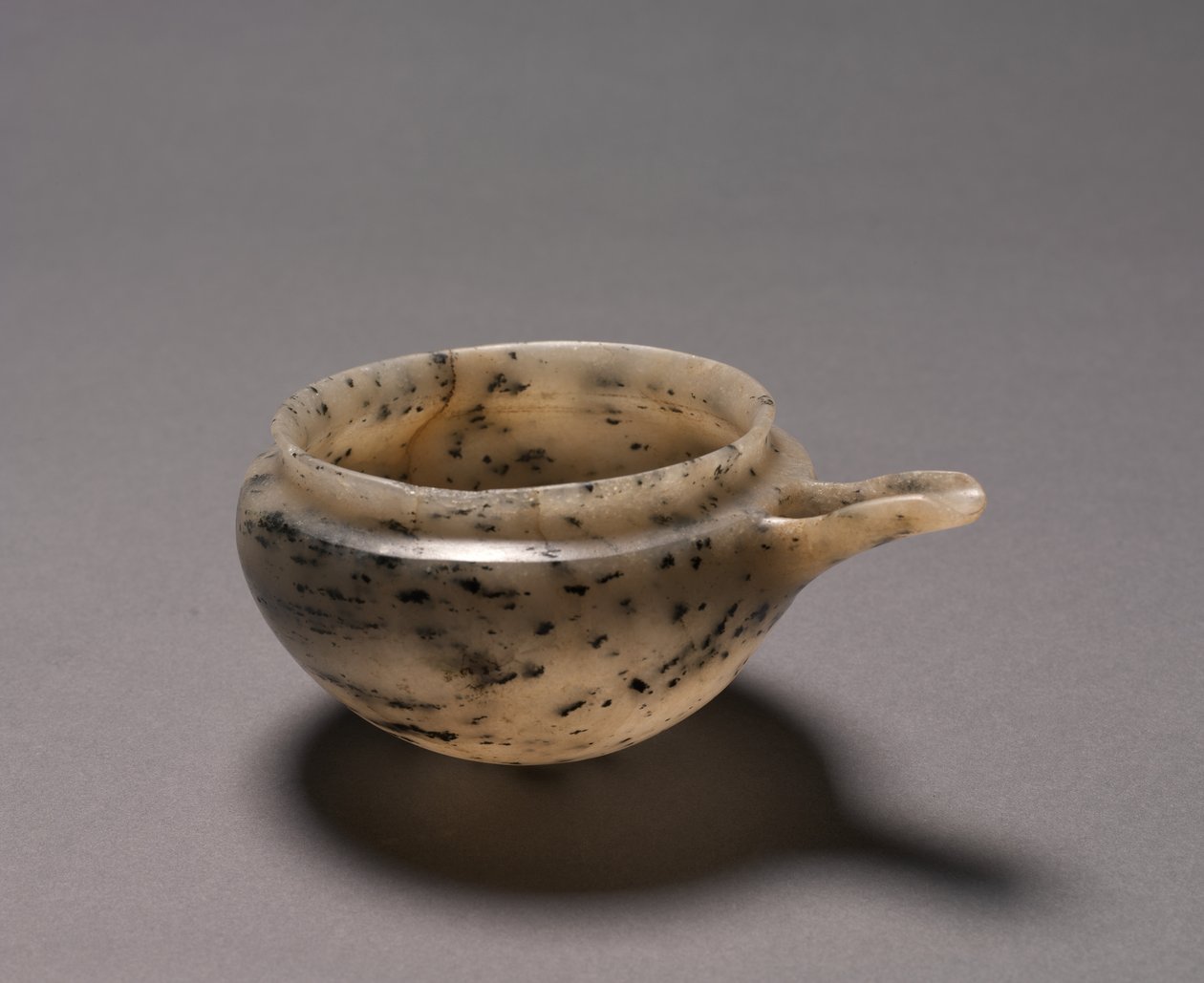 Spouted Bowl, noin 3573-2454 eaa tekijältä Egyptian 4th Dynasty