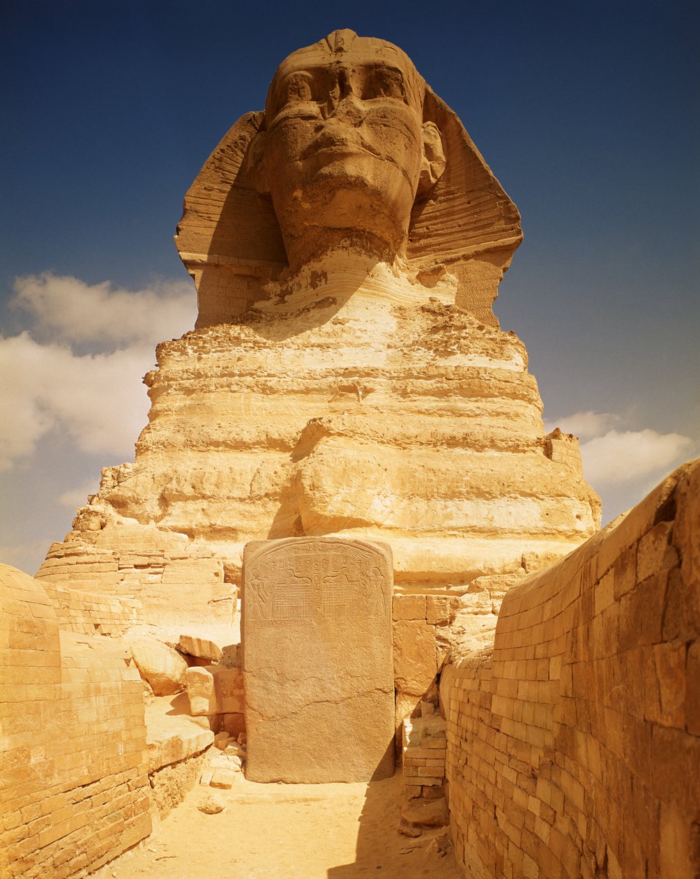 Sfinksi, joka on peräisin kuningas Chephrenin hallituskaudelta, vanhasta valtakunnasta ja Tuthmosis IV:n (1419-1386 eKr.) Uuden kuningaskunnan unelmastelesta tekijältä Egyptian 4th Dynasty