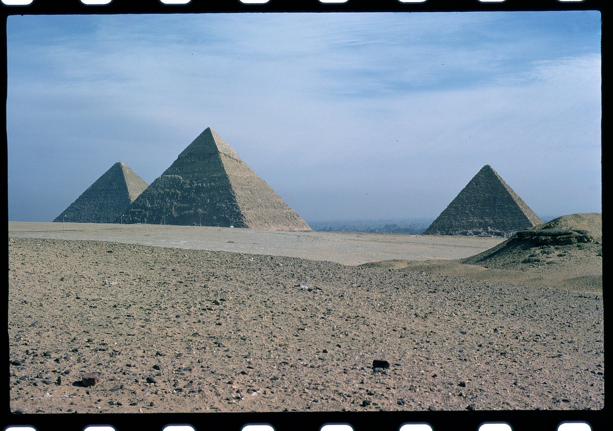 Näkymä Khufun, Khafren ja Menkauren pyramideille, Vanha kuningaskunta tekijältä Egyptian 4th Dynasty