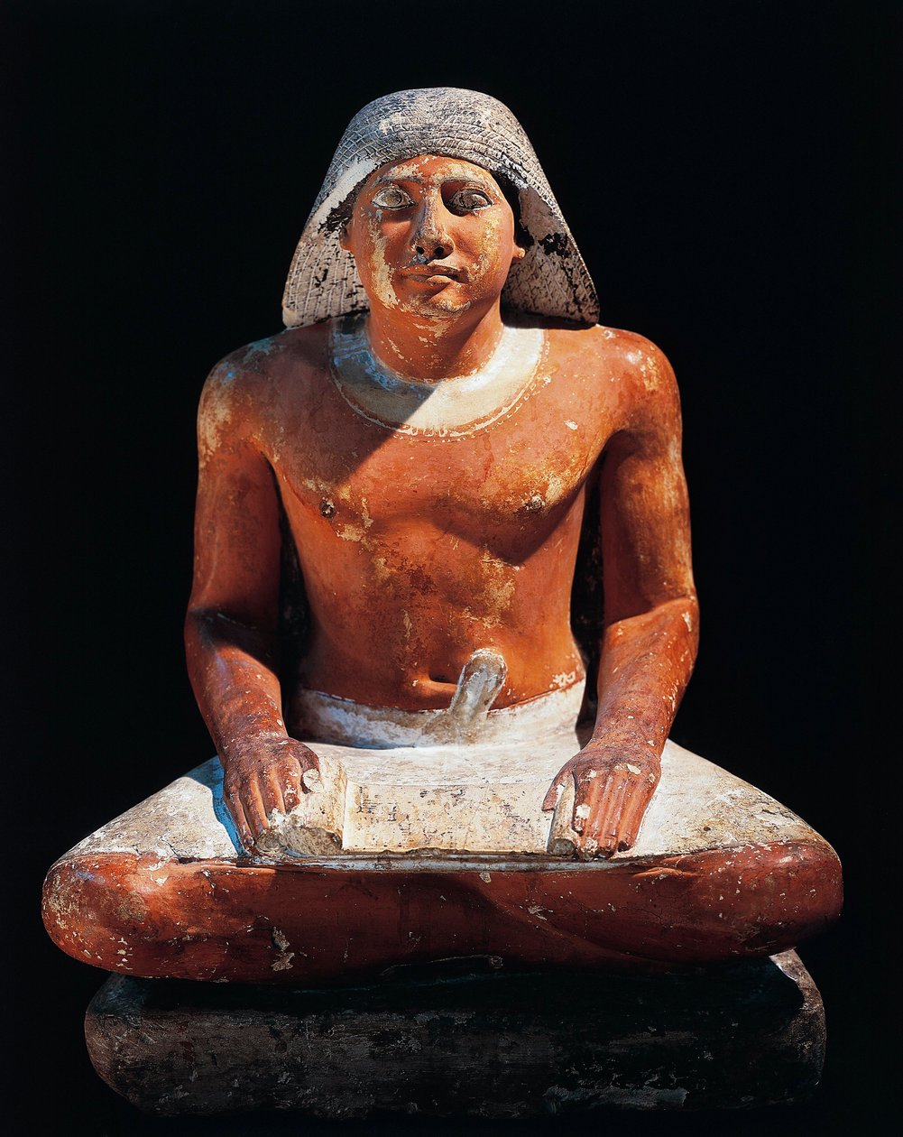 Muinainen Egypti: istuvan kirjurin patsas Saqqaran hautausmaalta (Sakkara), 5. dynastia, muinainen valtakunta (kalkkikivi) tekijältä Egyptian 5th Dynasty