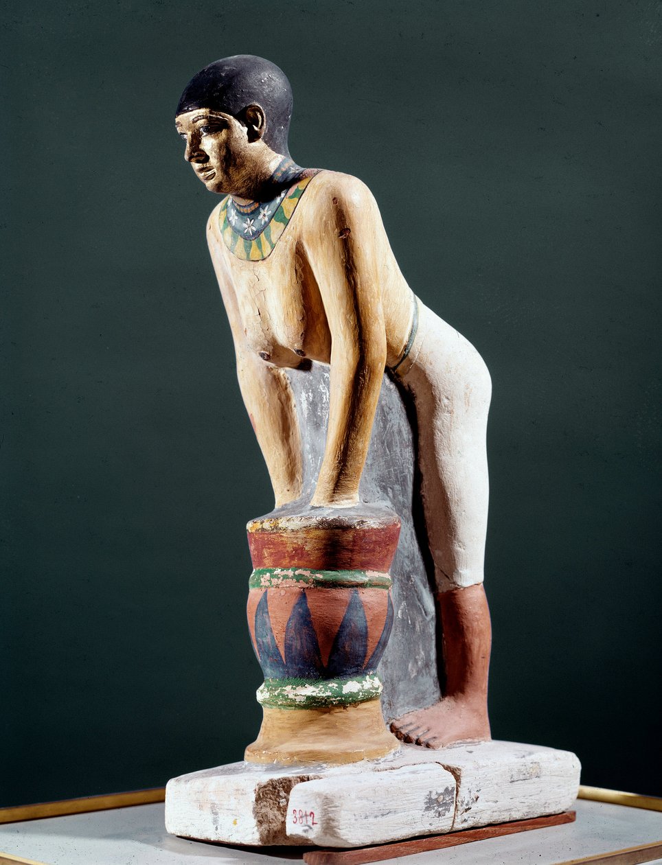 Egyptiläinen antiikki: "" Egyptiläinen ohra oluen valmistukseen"" Figuriini. 5. dynastia. 2400 eaa. Firenze, Museo Archeologico - Egyptin antiikki: egyptiläinen nainen suodattaa ohraleipää olutta varten. Figuriini. 5. dynastia. 2400 eaa. Kansallinen arkeol tekijältä Egyptian 5th Dynasty