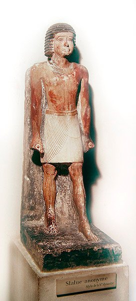Patsas seisovasta miehestä, jolla on valkoinen shenti (maalattu kalkkikivi) tekijältä Egyptian 5th Dynasty