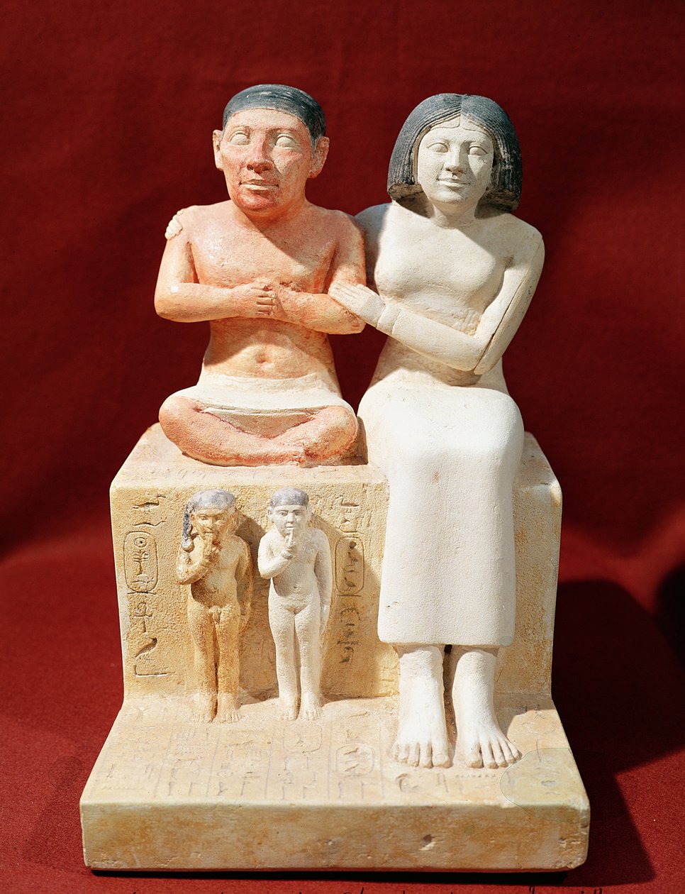 Kääpiö Senebin ja hänen perheensä patsas, noin 2475 eKr. (maalattu kalkkikivi) tekijältä Egyptian 5th Dynasty