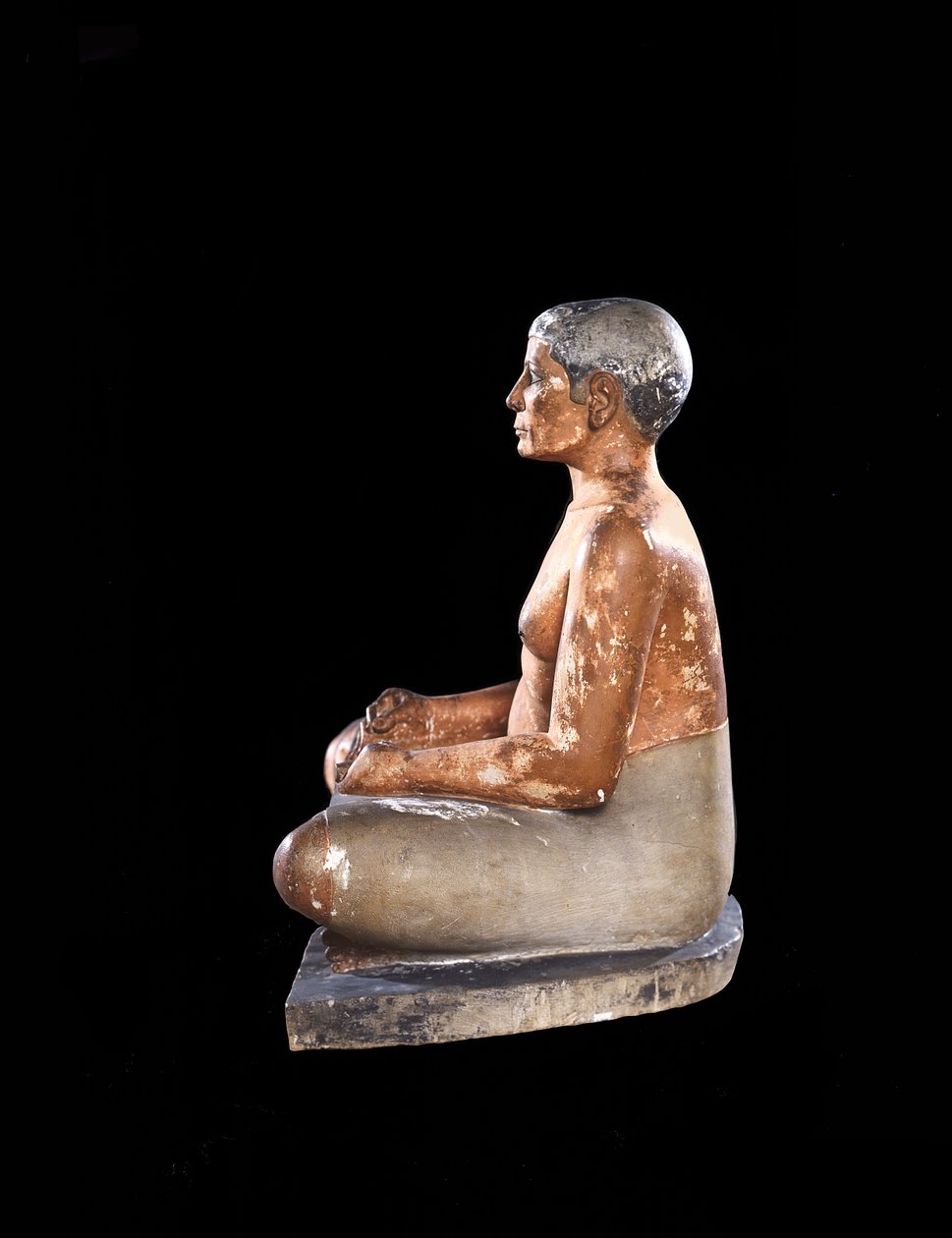Laajakulmainen näkymä kyykivästä kirjuri-patsaasta, Saqqara, Vanha valtakunta (kalkkikivi, alabasteri ja vuorikristalli) (katso myös 50750). tekijältä Egyptian 5th Dynasty