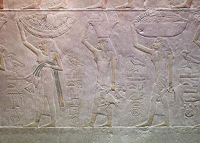 Naiset, jotka personoivat kuolinalueita ja tuovat uhreja, Akhutotepin Mastabasta, vanhasta kuningaskunnasta (maalattu kalkkikivi) tekijältä Egyptian 5th Dynasty
