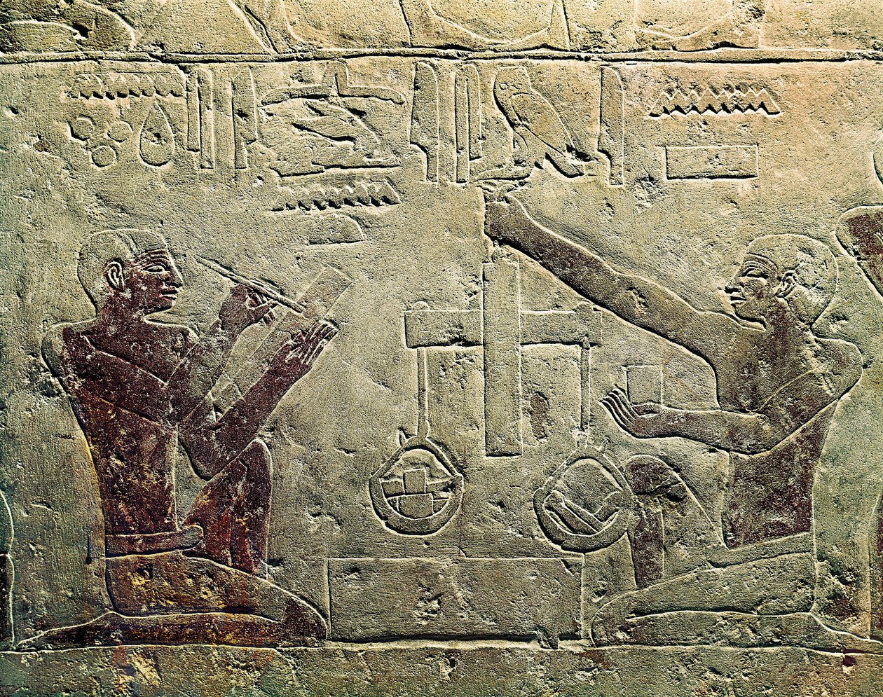 Kauppiasta ja asiakasta edustava bassorelief: yksi hahmoista käyttää asteikkoa ja toinen tekee muistiinpanoja, n. 2465-2323 eKr. tekijältä Egyptian 6th Dynasty