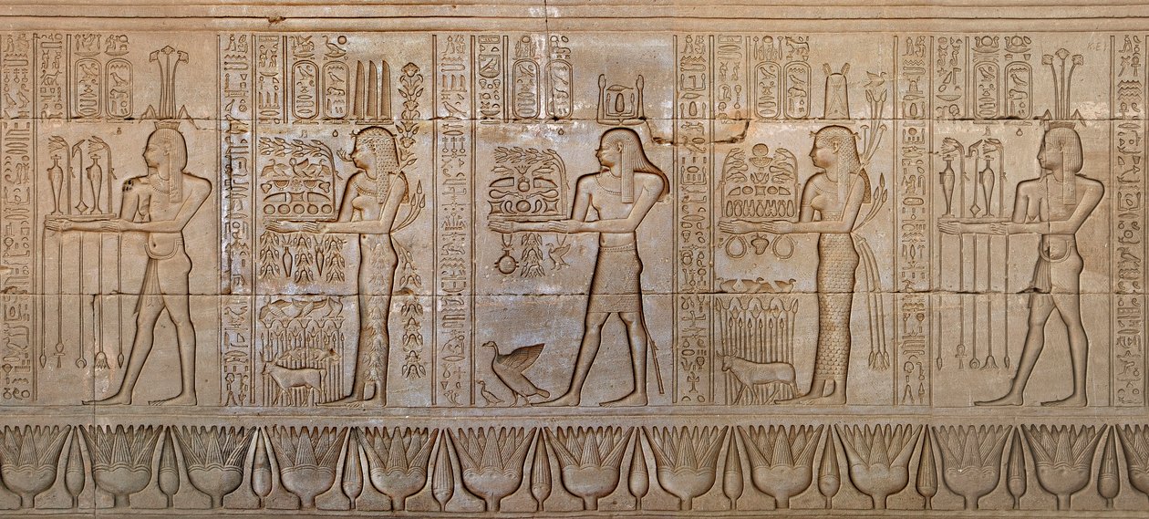 Egyptiläinen antiikki: jumalien kulkue - Yksityiskohta jumalatar Hathor a Denderahin temppelin itäseinästä, Egypti - Egyptin sivilisaatio: jumalien kulkue, kaiverrettu Hathorin temppelin (tai Tentyran temppelin) seinälle Denderahissa, rakennettu th:n alle tekijältä Egyptian 6th Dynasty
