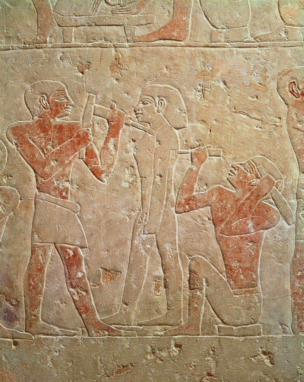 Reliefi, joka kuvaa kahta patsasta kaivertavaa kuvanveistäjää, Kaemrehun mastabasta, Saqqara, Vanha kuningaskunta, noin 2325 eKr. (maalattu kalkkikivi) tekijältä Egyptian 6th Dynasty
