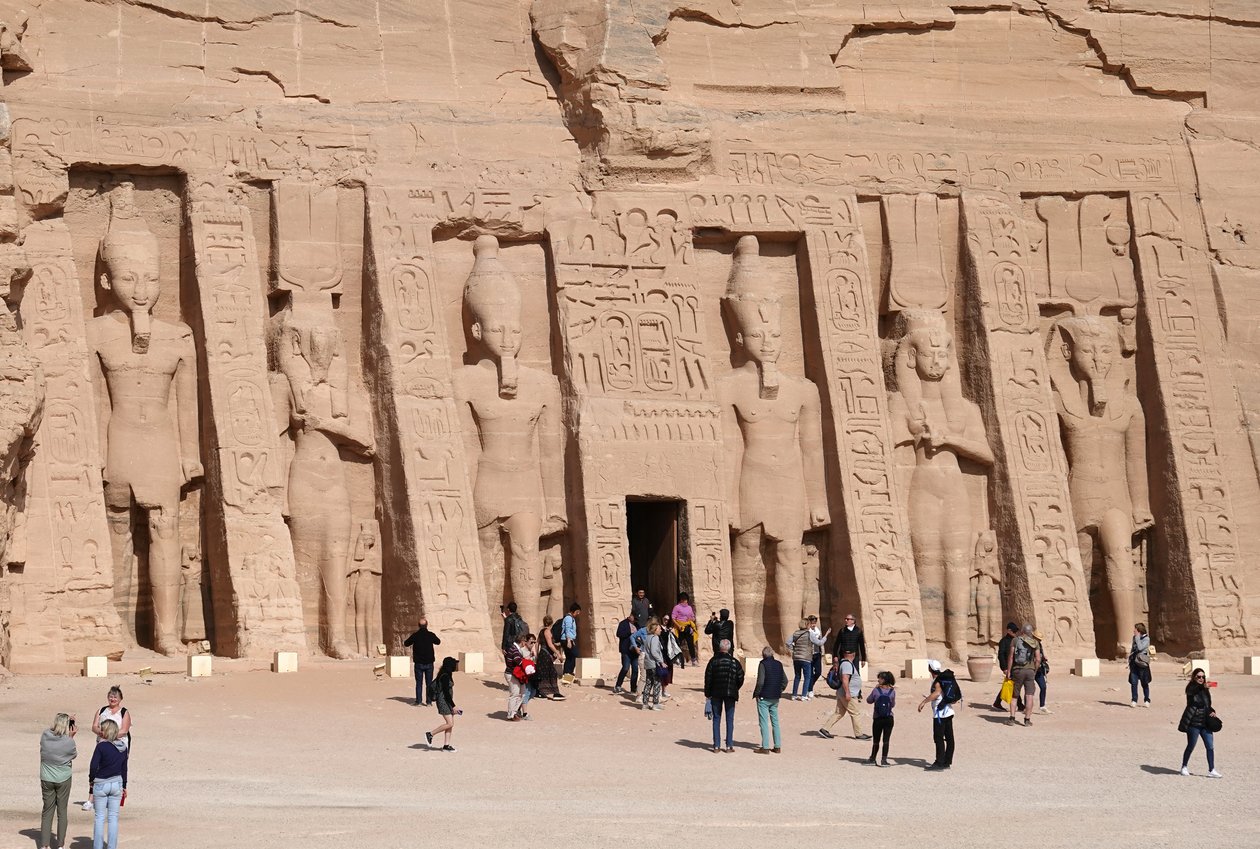 Abu Simbelin pieni temppeli tekijältä Egyptian Egyptian