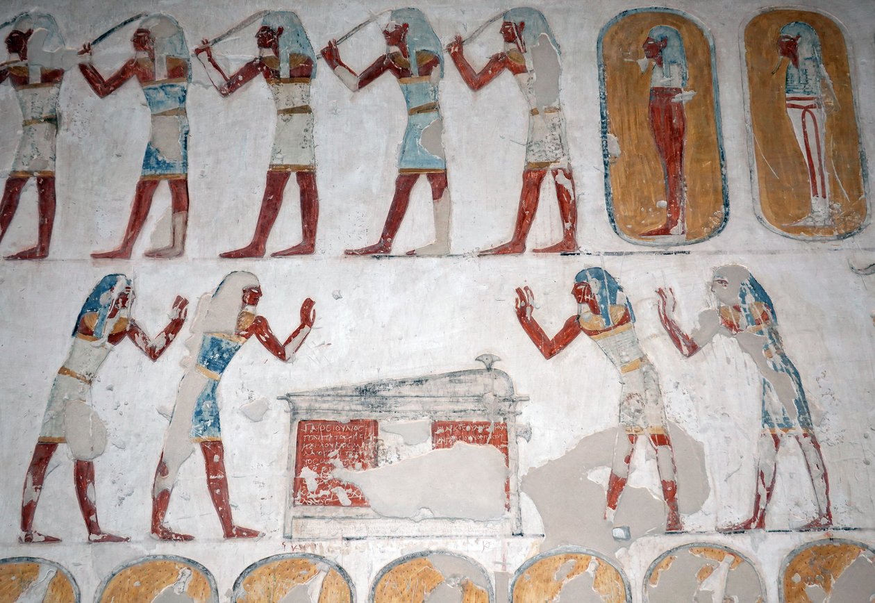 Aseistettuja miehiä ja hahmo sarkofagin edessä, Kuninkaiden laakso, Luxorissa tekijältä Egyptian Egyptian