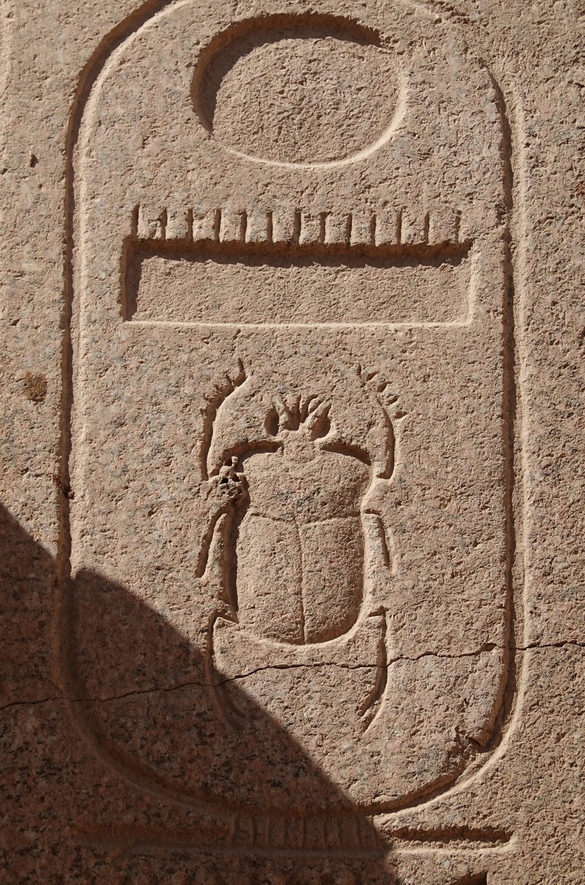 Kovakuoriainen, kuninkaallisen vallan tunnus, Karnacin sijaintipaikka. tekijältä Egyptian Egyptian