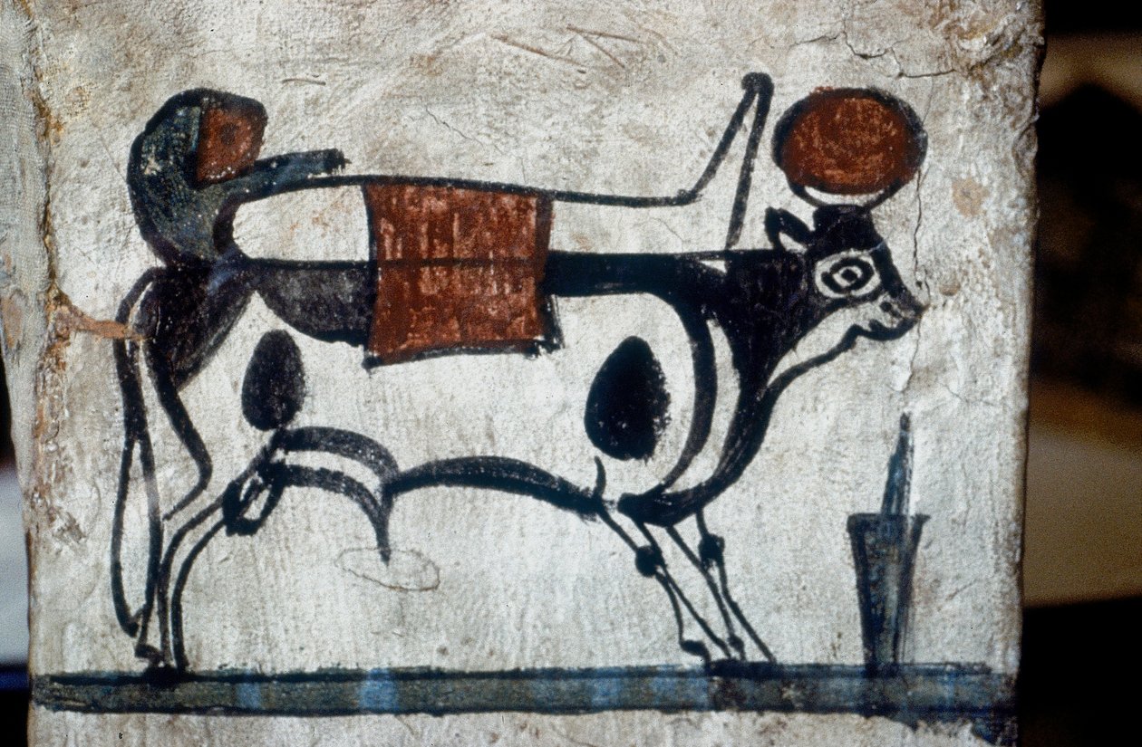 Yksityiskohta puusta tehdystä sarkofagista, jossa on kuva pyhästä Api-sonnista, joka kantaa muumiota selässään (seinämaalaus). tekijältä Egyptian Egyptian