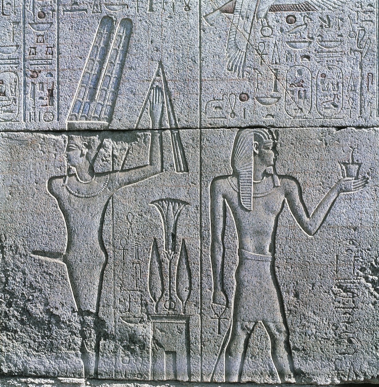 Egypti, muinainen Thebes, Luxor, Karnak, jumala Minin ja Philip III Arrhidaeuksen reliefi suuressa Amonin temppelissä tekijältä Egyptian Egyptian