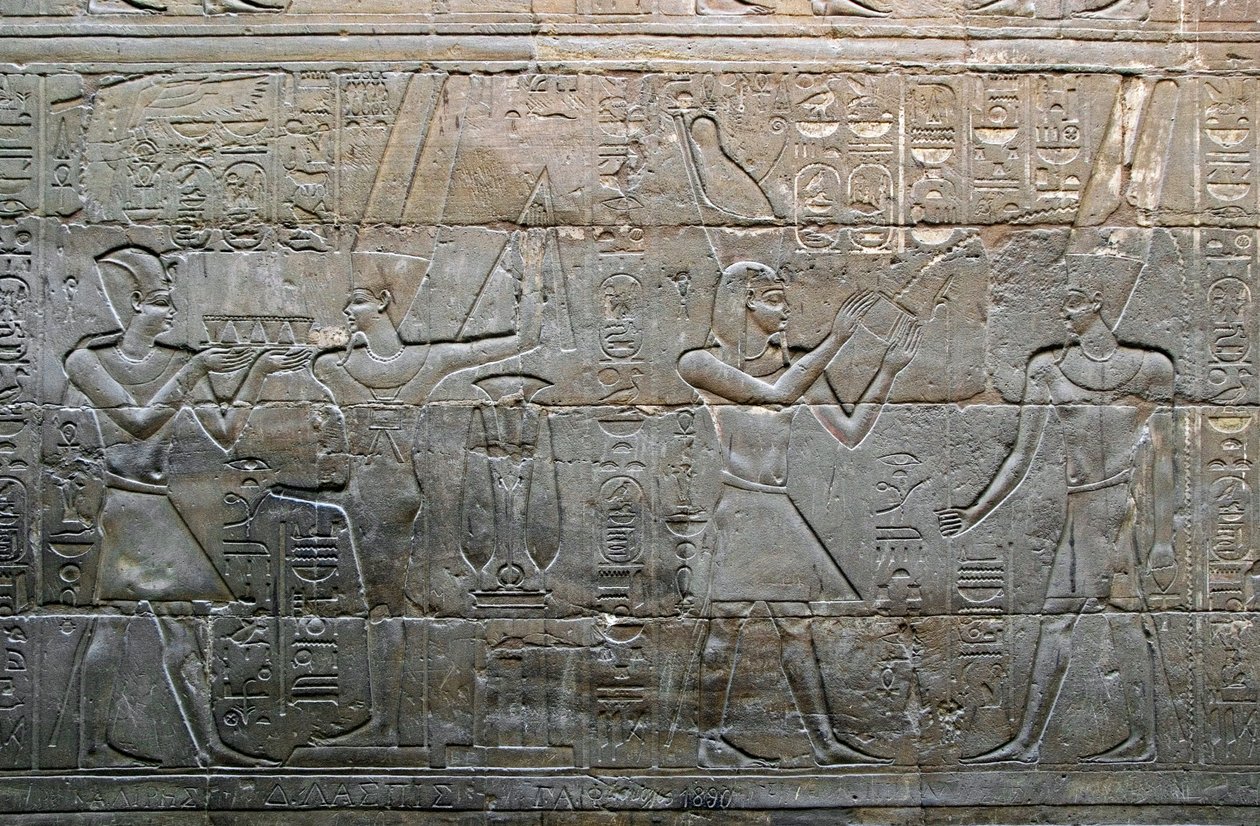 Egyptin muinaisuus: Kuningas Aleksanteri Suuri uhraamassa uhrilahjoja jumala Amon Minille (Amon-Min). Yksityiskohta matalasta reliefistä. Pyhän veneen kappeli, Luxorin temppeli, Egypti. tekijältä Egyptian Egyptian