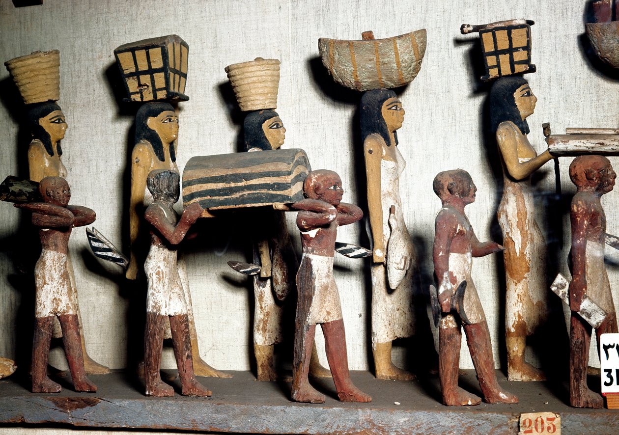 Egyptiläinen antiikki: veistoksellinen ryhmä maalattua puuta, joka edustaa palvelijoita, jotka tuovat uhreja vainajalle. Kairo, Egyptiläinen museo tekijältä Egyptian Egyptian