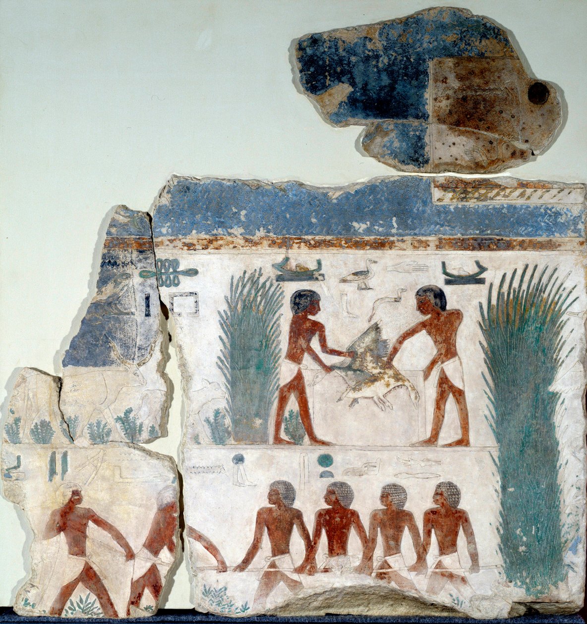 Egyptin antiikki: kesän alku. Kaksi talonpoikaa tappaa lintuja. Yksityiskohta maalatusta kalkkikivifreskosta Abu Gurobin aurinkotemppelistä. Berliini, Egyptiläinen museo tekijältä Egyptian Egyptian