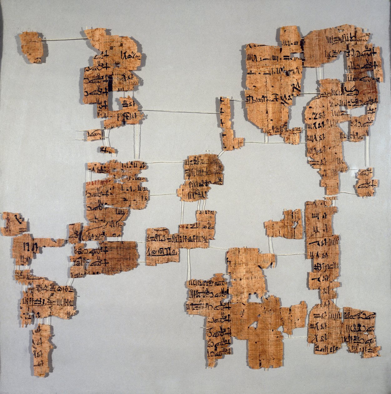 Egyptiläinen antiquitis: Papyruksen fragmentit, jotka tunnetaan nimellä Royal Canon tai "Papyrus royal", joka sisältää luettelon faaraoista 1.–17. dynastian ajalta. Torino, egyptiläinen museo tekijältä Egyptian Egyptian