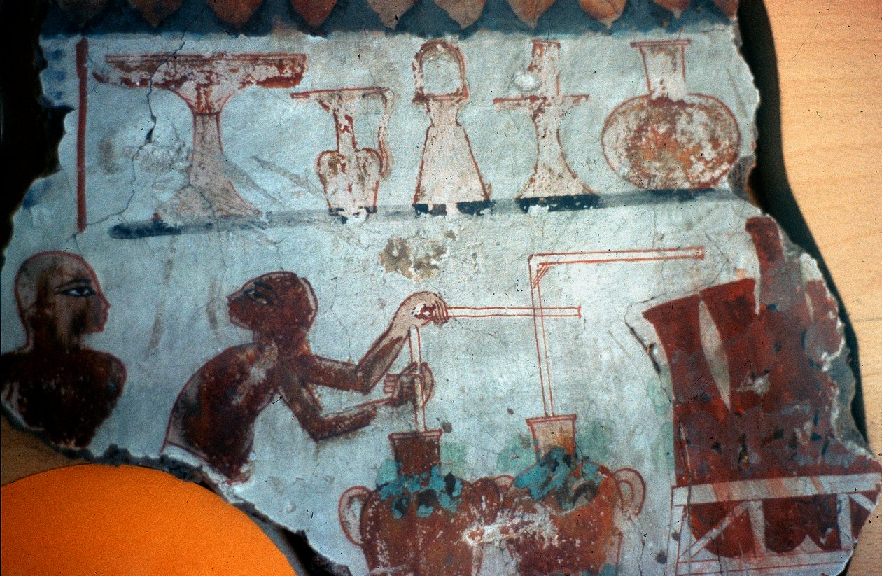 Fragmentti seinämaalauksesta alun perin Thebasta, joka kuvaa kahta mieshahmoa valmistamassa tai pullottaessaan elintarvikkeita nestemäisessä muodossa, 1540-1479 eKr. (seinämaalaus) tekijältä Egyptian Egyptian