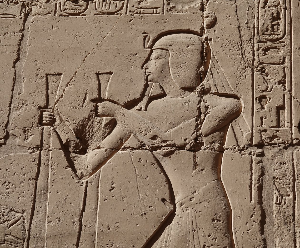 Faarao, jolla on kobra, Luxorin temppeli (reliefi) tekijältä Egyptian Egyptian
