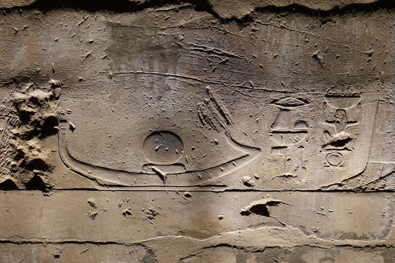 Re liikkuu aurinkoveneellä, Luxorin temppeli (helpotus) tekijältä Egyptian Egyptian