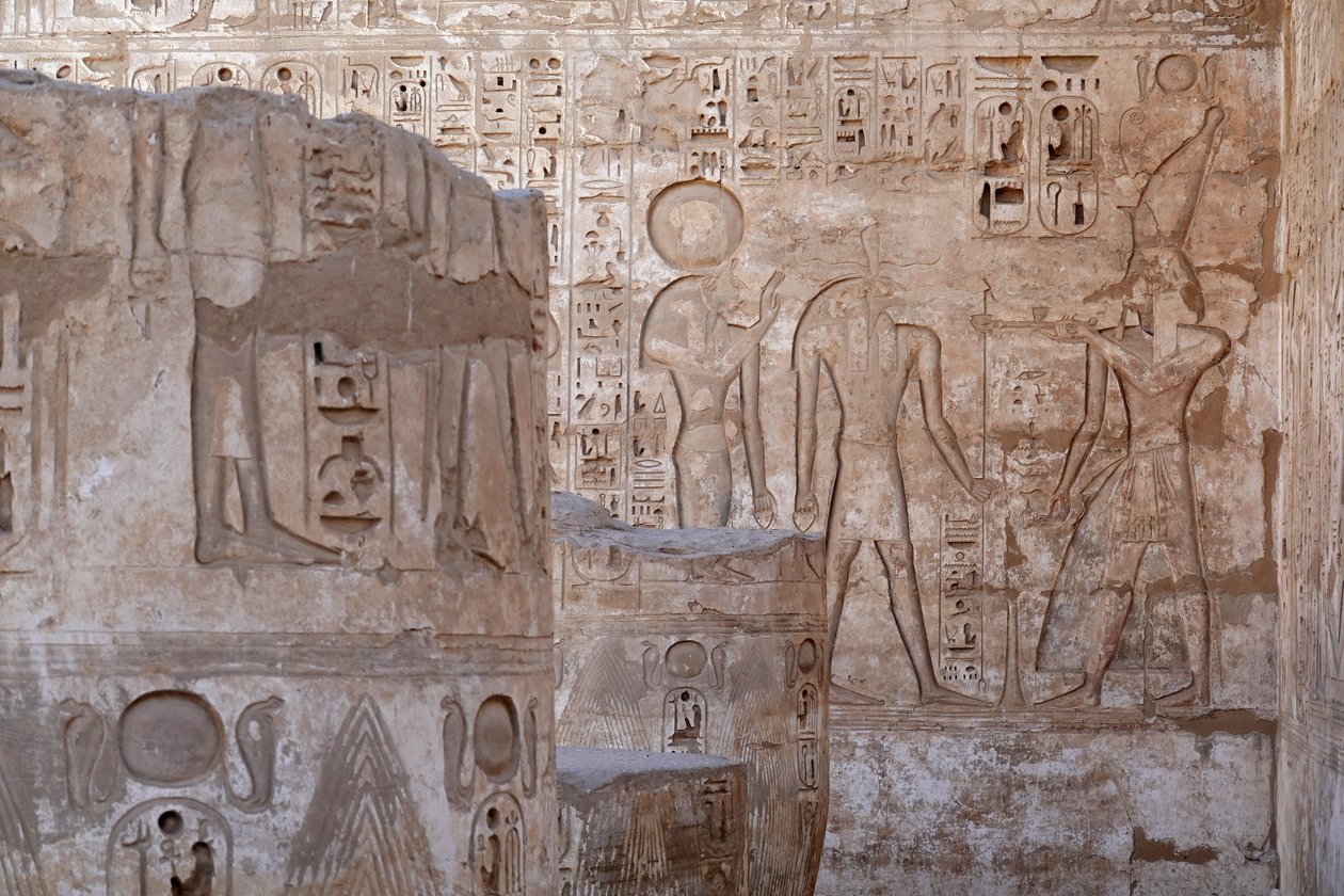Ylä-Egyptin hallitsija uhraamassa Raalle ja Knoumille, Horuksen temppeli, Edfu tekijältä Egyptian Egyptian