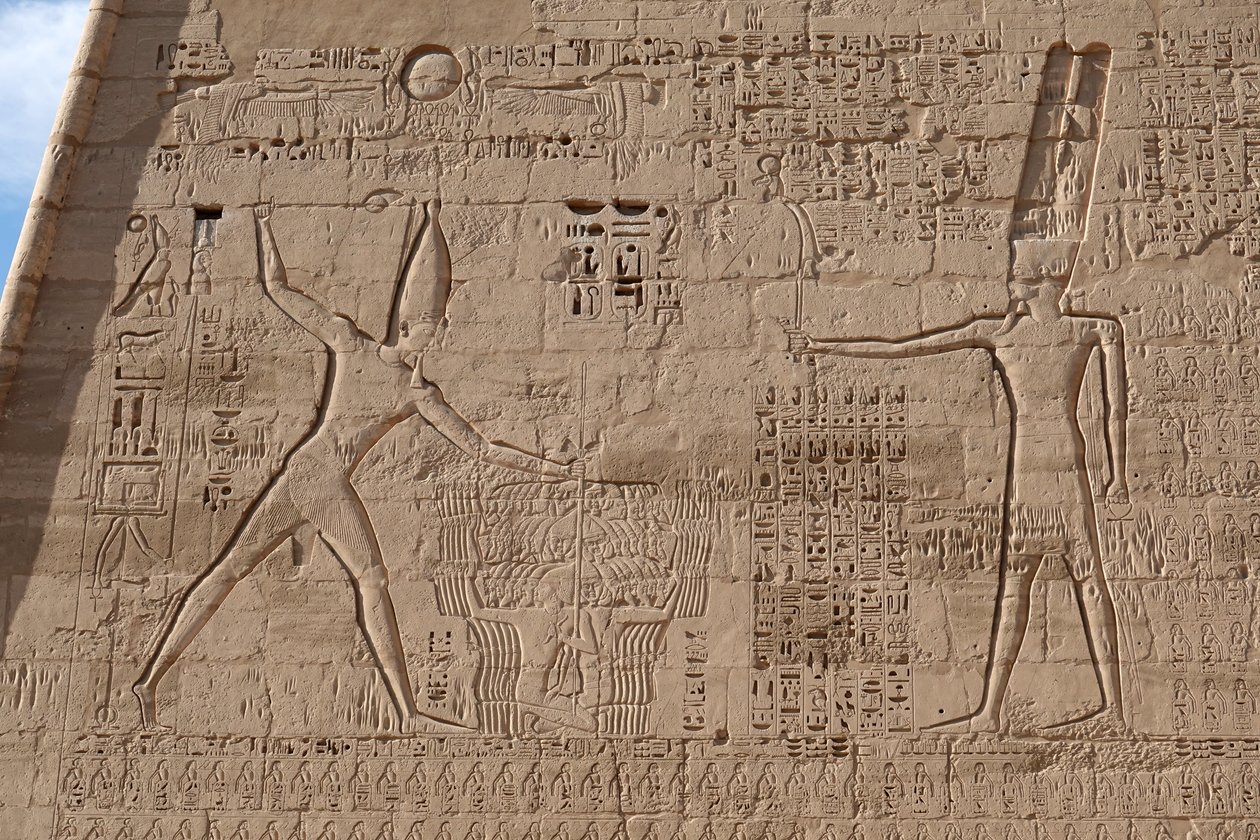 Vihollisten joukkomurhan kohtaus, Horuksen temppeli, Edfu tekijältä Egyptian Egyptian