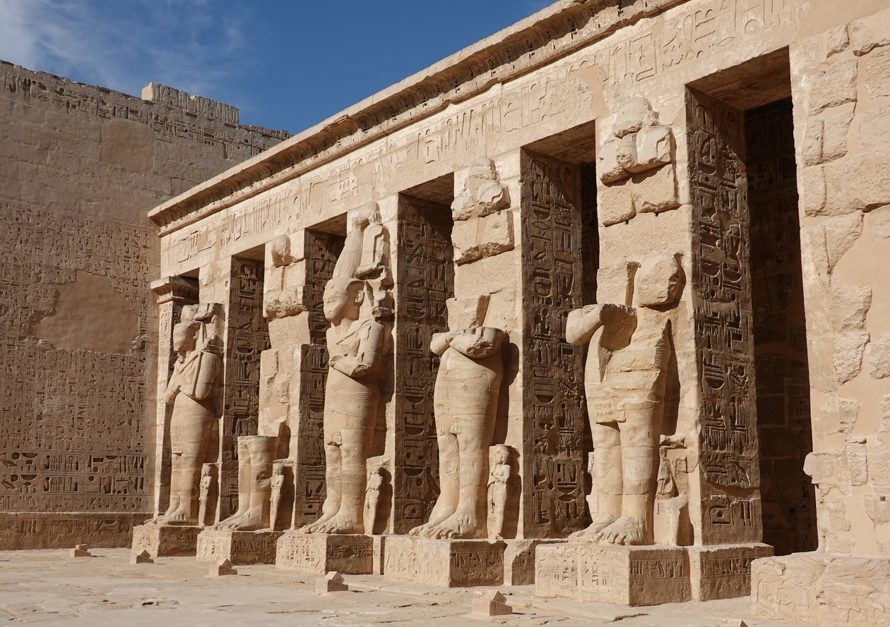 Jumaluusveistoksia, Horuksen temppeli, Edfu tekijältä Egyptian Egyptian