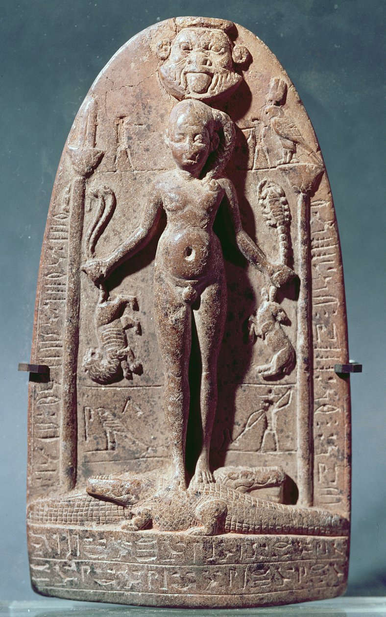 Cippus kuvaa Horusta lapsena seisomassa krokotiileilla (vaaleanpunainen graniitti) tekijältä Egyptian Ptolemaic Period
