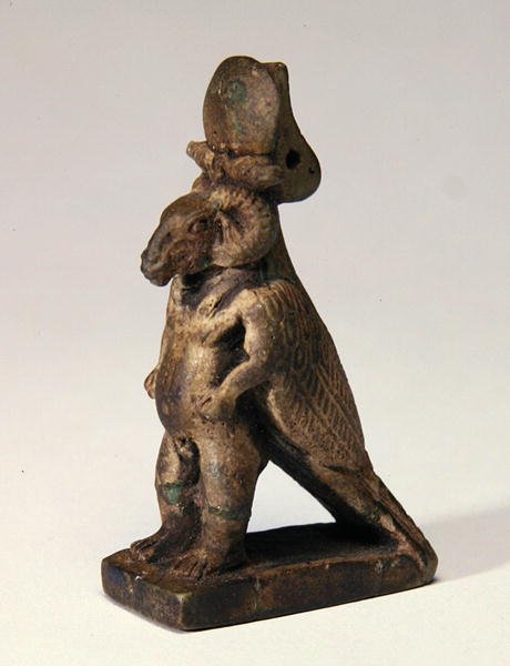 Yhdistelmäjumala, jossa on pässin pää, kääpiön vartalo ja haukka selkä (fajanssi) tekijältä Egyptian Ptolemaic Period