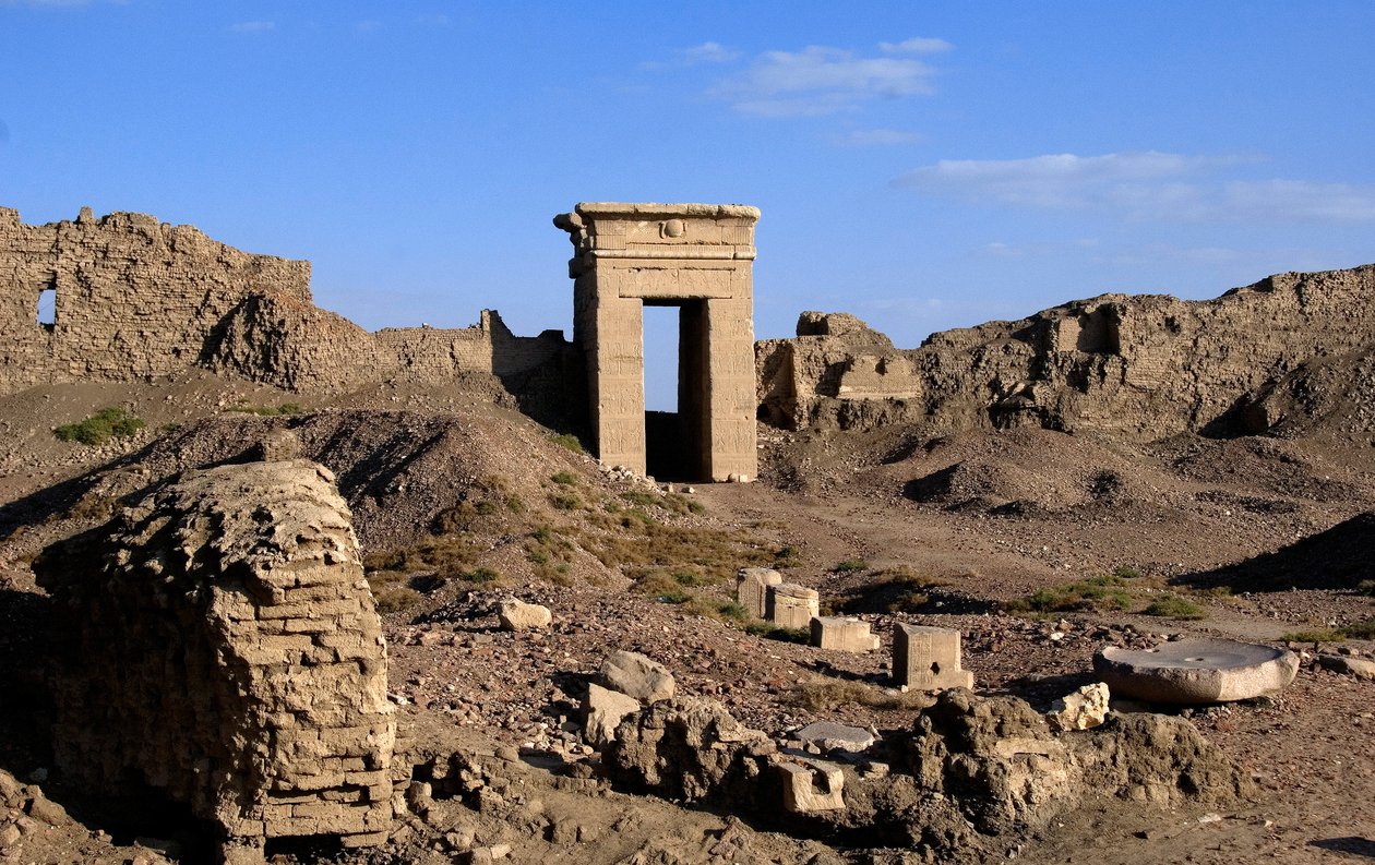 Egyptiläinen antiikin: Näkymä Pohjoisportin kaarelle, Hathorin temppeli, Dendera, Egypti tekijältä Egyptian Ptolemaic Period