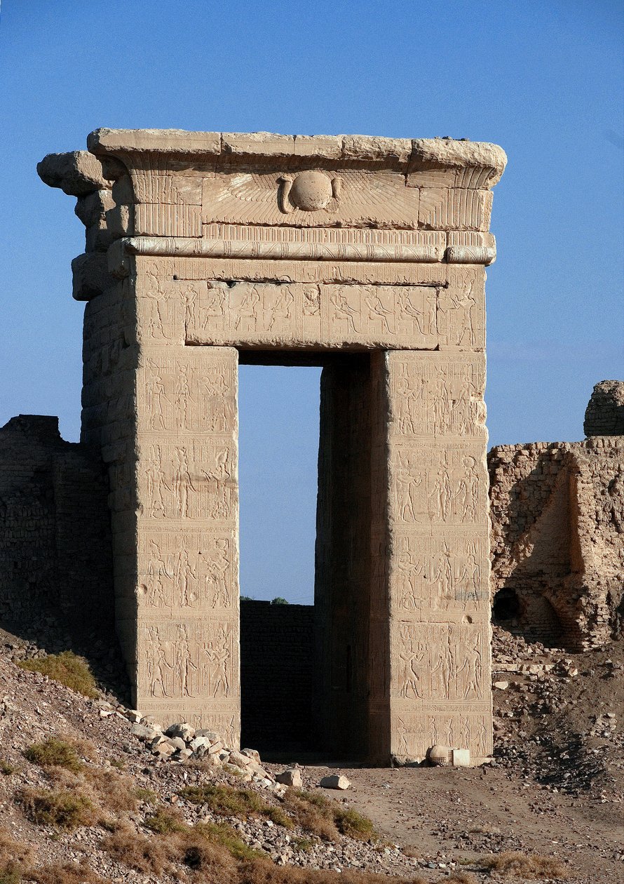 Egyptiläinen antiikin: Näkymä Pohjoisportin kaarelle, Hathorin temppeli, Dendera, Egypti tekijältä Egyptian Ptolemaic Period