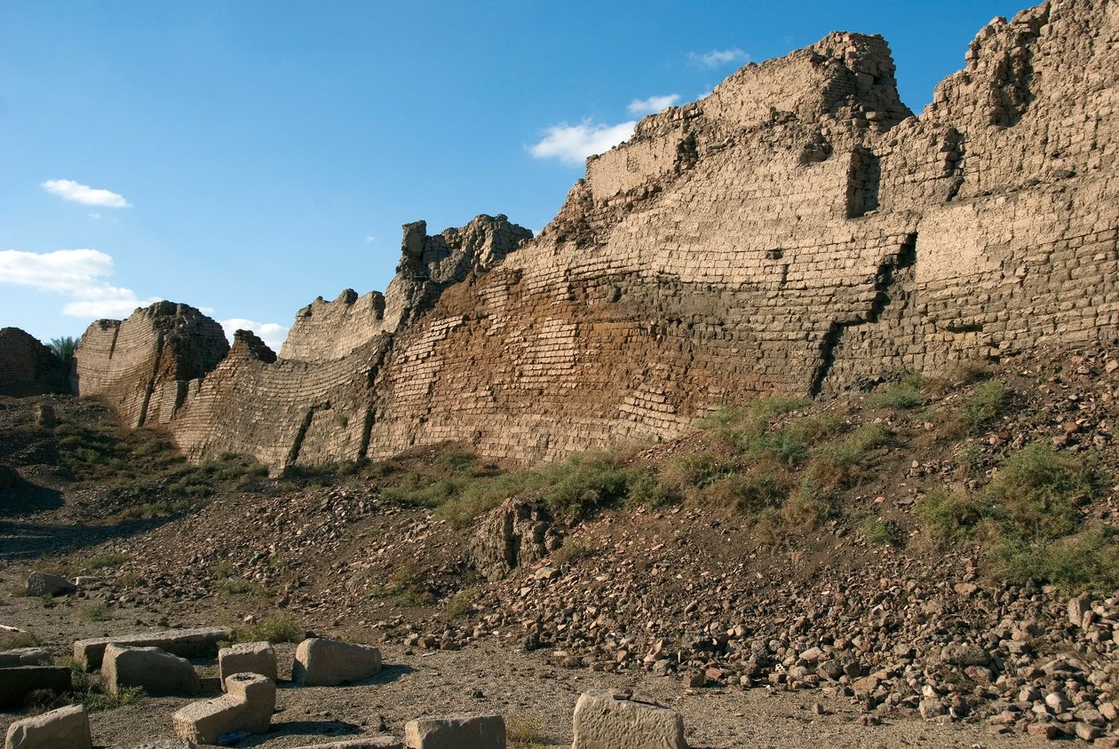 Egyptin antiikin: Hathorille omistetun temppelin paikkaa suojaavat muurit Denderassa Egyptissä tekijältä Egyptian Ptolemaic Period