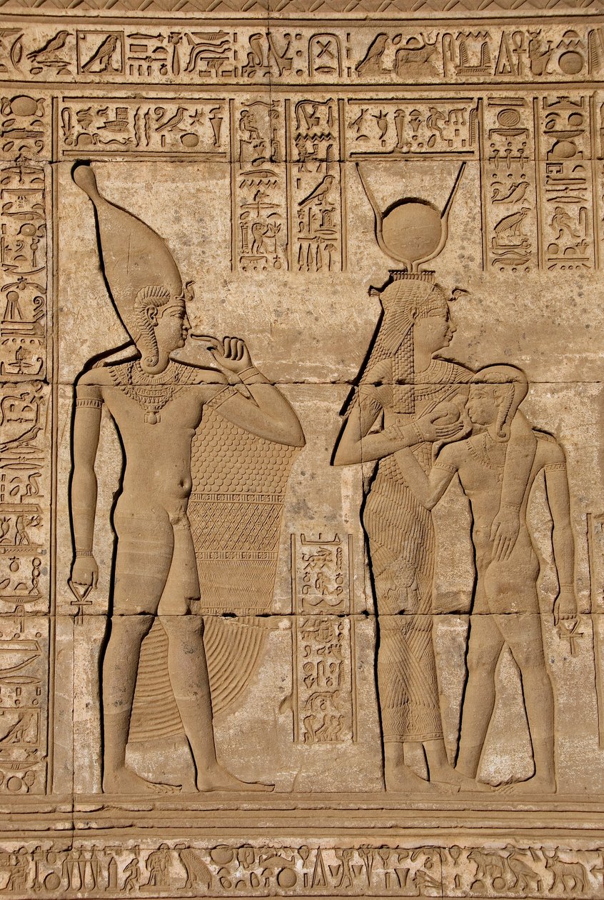 Egyptiläinen antiikin aika: roomalaiset mammisit, jotka muistelevat Hathorin pojan Ihyn syntymää - Yksityiskohta reliefeistä ja hieroglyfeistä: jumalatar Isis - Hathor imettää poikaansa Ihiä (Ihy) ja hänen takanaan toinen kuva Ihistä sormi suussaan osoitta tekijältä Egyptian Ptolemaic Period