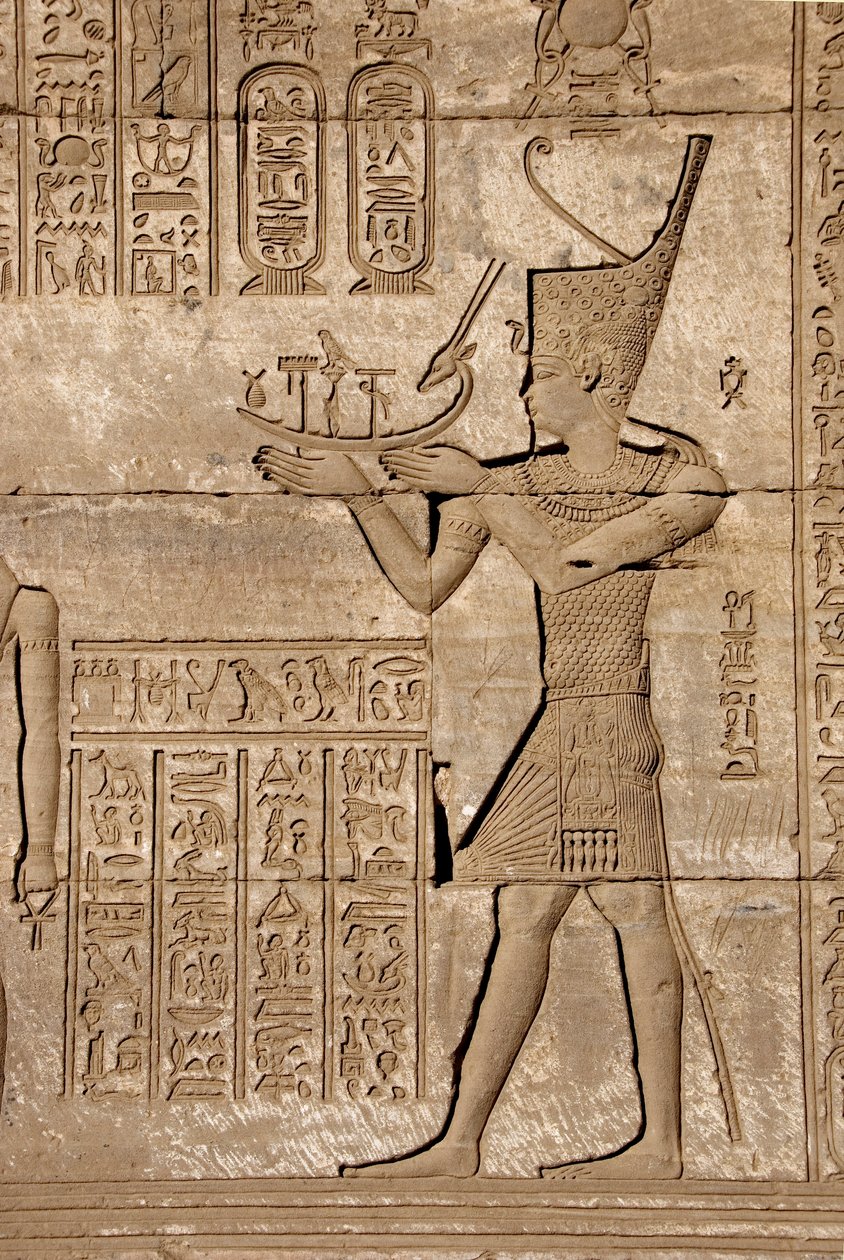 Egyptiläinen antiikin aika: roomalaiset mammisit, jotka muistelevat Ihyn, Isisin pojan syntymää - Yksityiskohta reliefeistä ja hieroglyfeistä, Hathorin temppeli, Denderah, Egypti - Egyptin sivilisaatio: mies kantaa symbolista kuorta, yksityiskohta roomalai tekijältä Egyptian Ptolemaic Period