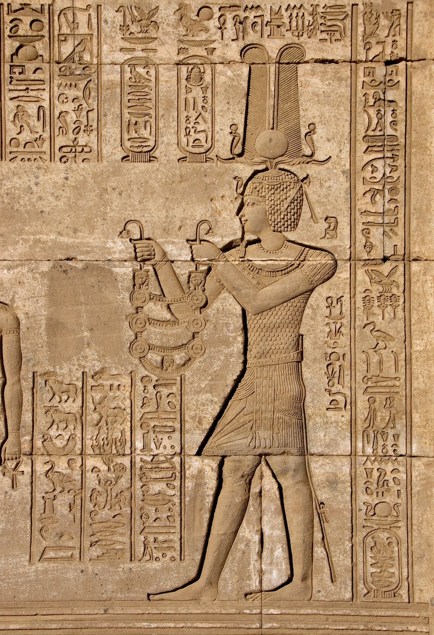 Egyptiläinen antiikki: Roomalaiset mammisit, jotka muistelevat Ihyn, Isisin pojan syntymää - Yksityiskohta reliefeistä ja hieroglyfeistä: Keisari Trajanus kantoi uhreja jumalatar Hathorille - Hathorin temppeli, Denderah, Egypti - Egyptiläinen sivilisaatio: tekijältä Egyptian Ptolemaic Period