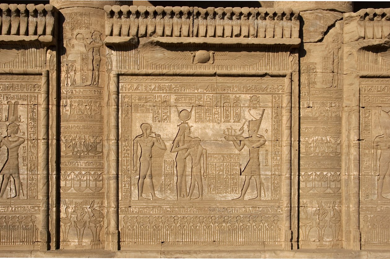 Egyptin antiikin aika: roomalaiset mammisit, jotka muistelevat Ihyn, Isisin pojan, syntymää. Hathorin temppeli, Denderah, Egypti tekijältä Egyptian Ptolemaic Period