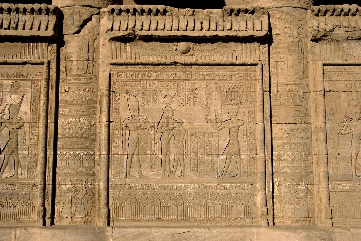 Egyptin antiikin aika: roomalaiset mammisit, jotka muistelevat Ihyn, Isisin pojan, syntymää. Hathorin temppeli, Denderah, Egypti tekijältä Egyptian Ptolemaic Period