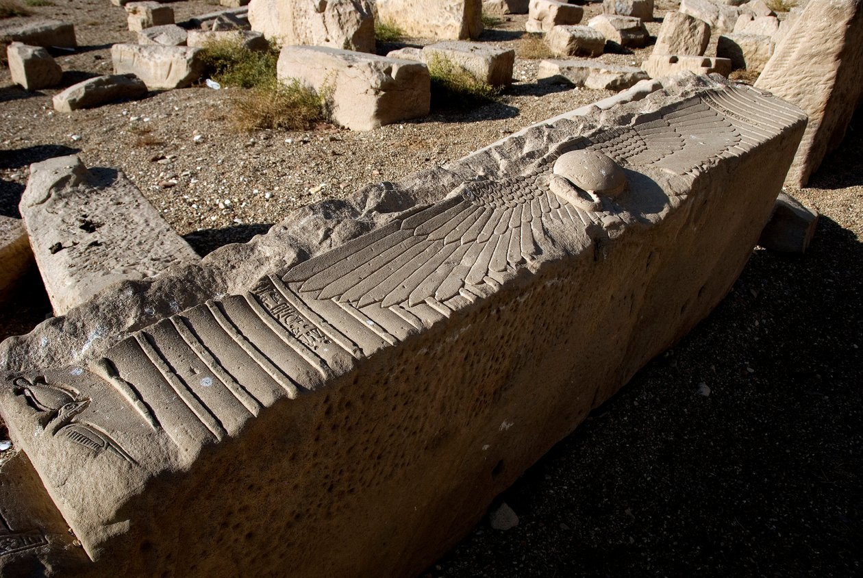 Egyptin antiikin: Hathorille omistetun temppelin arkkitehtuuri, Dendera, Egypti tekijältä Egyptian Ptolemaic Period