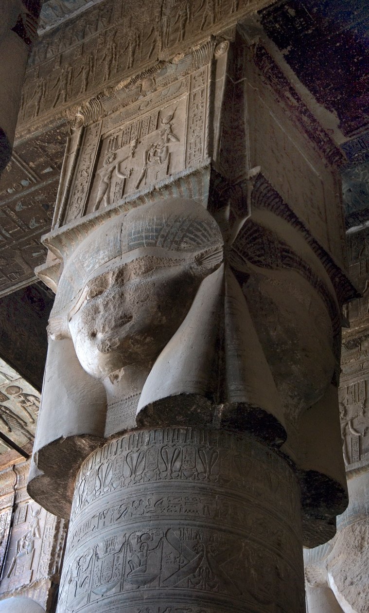 Egyptin antiikin: pylväiden pääkaupunki, joka on koristeltu jumalatar Hathorin kuvauksella. Hathorin temppeli, Dendera, Egypti tekijältä Egyptian Ptolemaic Period