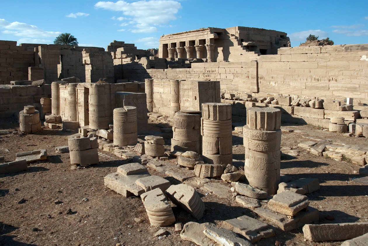 Egyptin antiikin: Hathorille omistetun temppelin pylväät, Dendera, Egypti tekijältä Egyptian Ptolemaic Period
