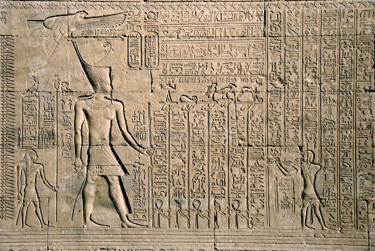 Egyptiläinen antiikki: ulkoinen reliefi hieroglyfeillä. Hathorin temppeli, Denderah, Egypti - Egyptiläinen sivilisaatio: Hathorin temppelin (tai Tentyran temppelin) seinälle kaiverretut hierogifit ja hahmot Denderahissa, rakennettiin Pepi I:n (noin 2250 eK tekijältä Egyptian Ptolemaic Period