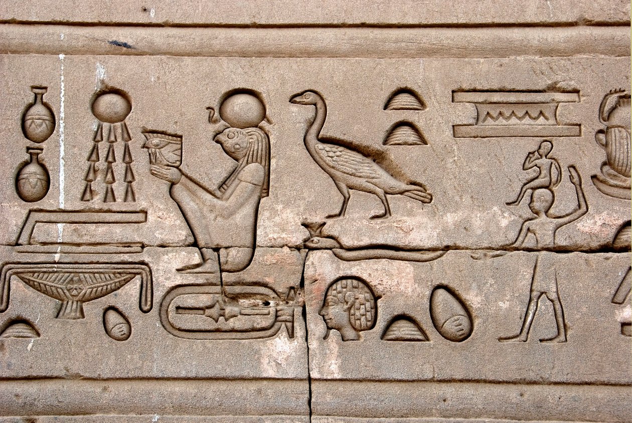 Egyptiläinen antiikin aika: hieroglyfit Hathorin temppelin itäisellä seinällä, Denderah, Egypti - Egyptiläinen sivilisaatio: hieroglyfit, jotka on kaiverrettu Hathorin temppelin (tai Tentyran temppelin) seinälle Denderahissa, rakennettu Pepi I:n (noin 2250 tekijältä Egyptian Ptolemaic Period