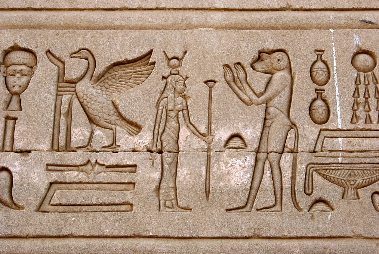 Egyptiläinen antiikin aika: hieroglyfit Hathorin temppelin itäisellä seinällä, Denderah, Egypti - Egyptiläinen sivilisaatio: hieroglyfit, jotka on kaiverrettu Hathorin temppelin (tai Tentyran temppelin) seinälle Denderahissa, rakennettu Pepi I:n (noin 2250 tekijältä Egyptian Ptolemaic Period