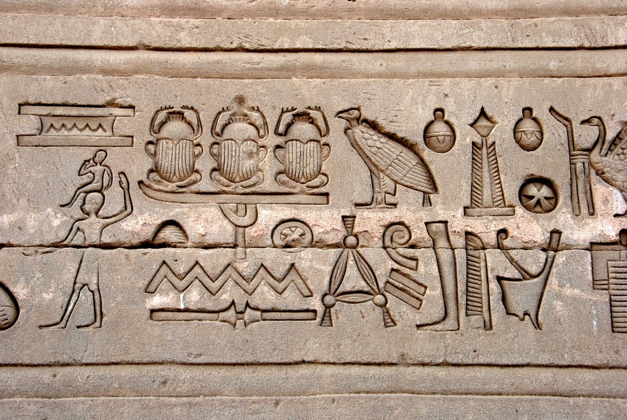 Egyptin antiikin: hieroglyfit Hathorin temppelin itäseinällä, Dendera, Egypti tekijältä Egyptian Ptolemaic Period