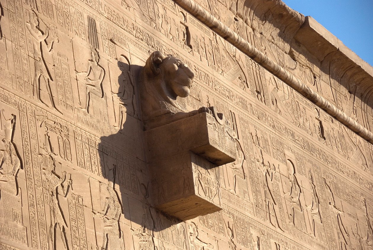 Egyptiläinen antiikki: leijonapäinen gargoyle, Hathorin temppeli, Dendera, Egypti tekijältä Egyptian Ptolemaic Period