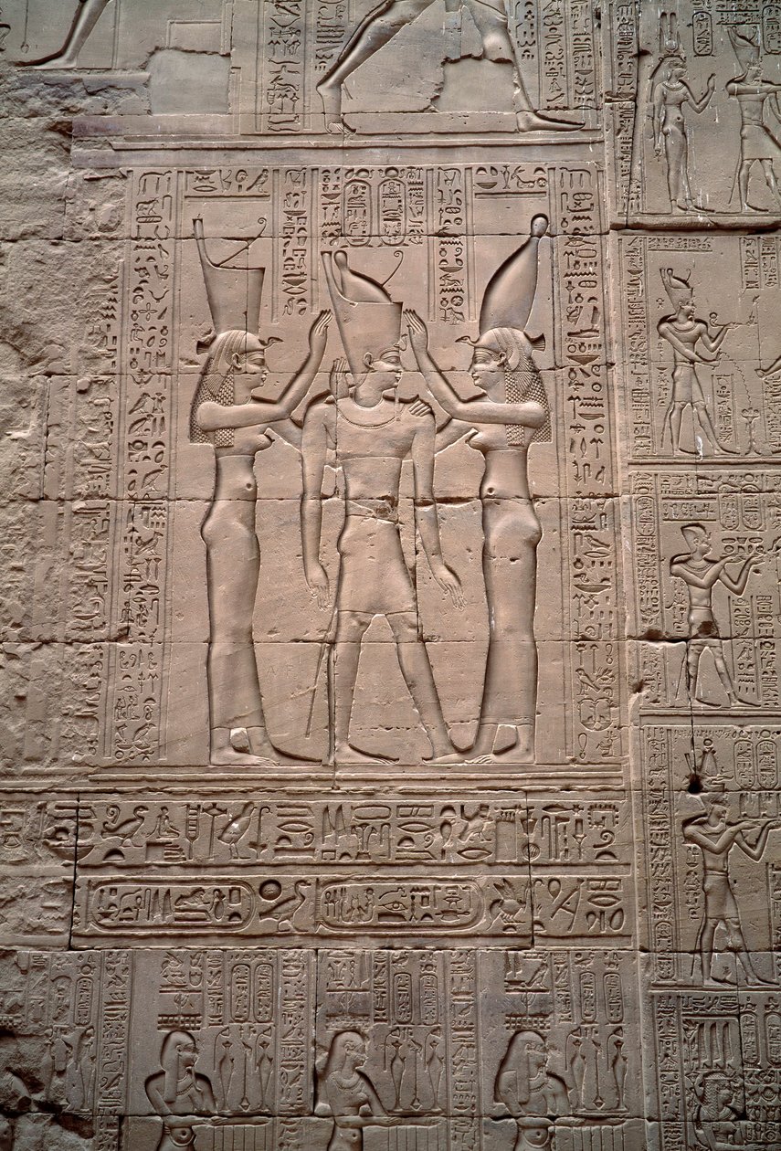 Egyptin antiikin aika: matala kohokuvio edustaa kuningas Ptolemaios IV:n kruunausta. Horuksen temppeli, Edfu, Egypti tekijältä Egyptian Ptolemaic Period